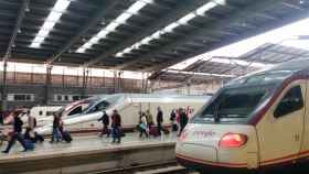 Pasajeros de un tren AVE de Renfe en imagen de archivo / EP