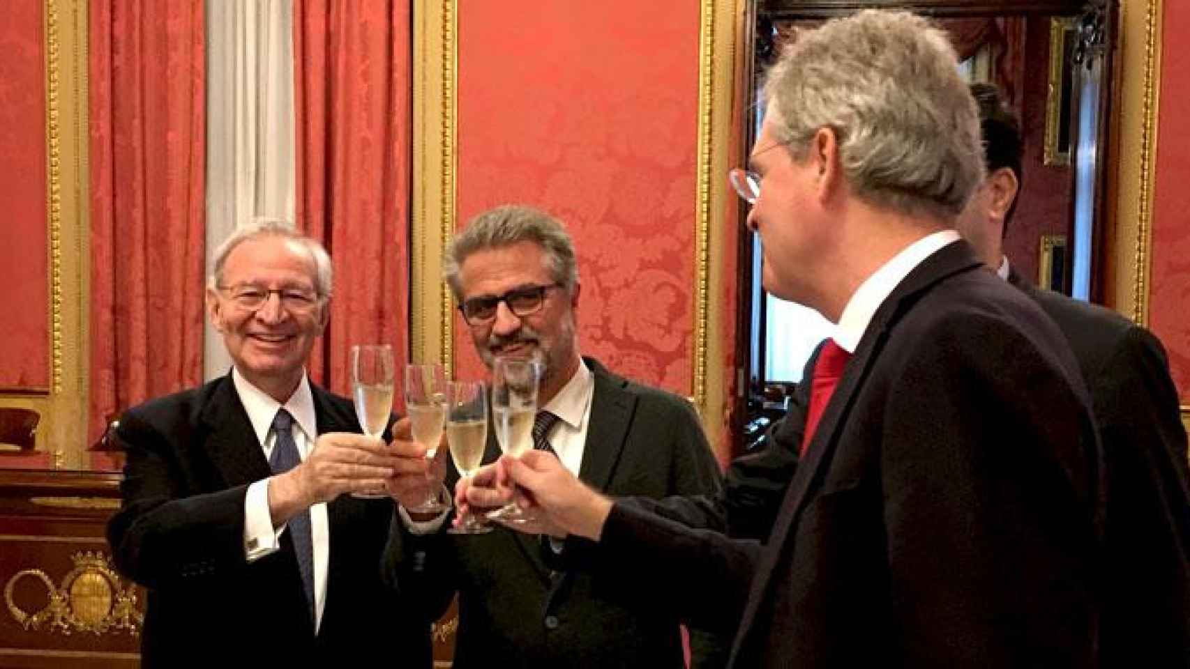 Miquel Valls (i), presidente de la Cámara de Comercio de Barcelona en el tradicional brindis navideño en la Casa Llotja de Mar / CG