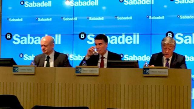 Jaime Guardiola (c), consejero delegado de Banco Sabadell, junto al director financiero de la entidad, Tomás Varela (i), y el director de comunicación, Gabriel Martínez (d) / CG