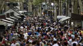 Turistas llenan la Rambla de Barcelona, en una imagen de archivo / EFE