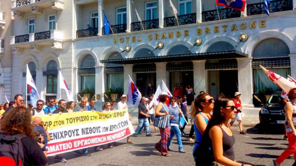 Los trabajadores de la hostelería que hicieron huelga se manifestaron ante algunos de los principales hoteles de Atenas / CG