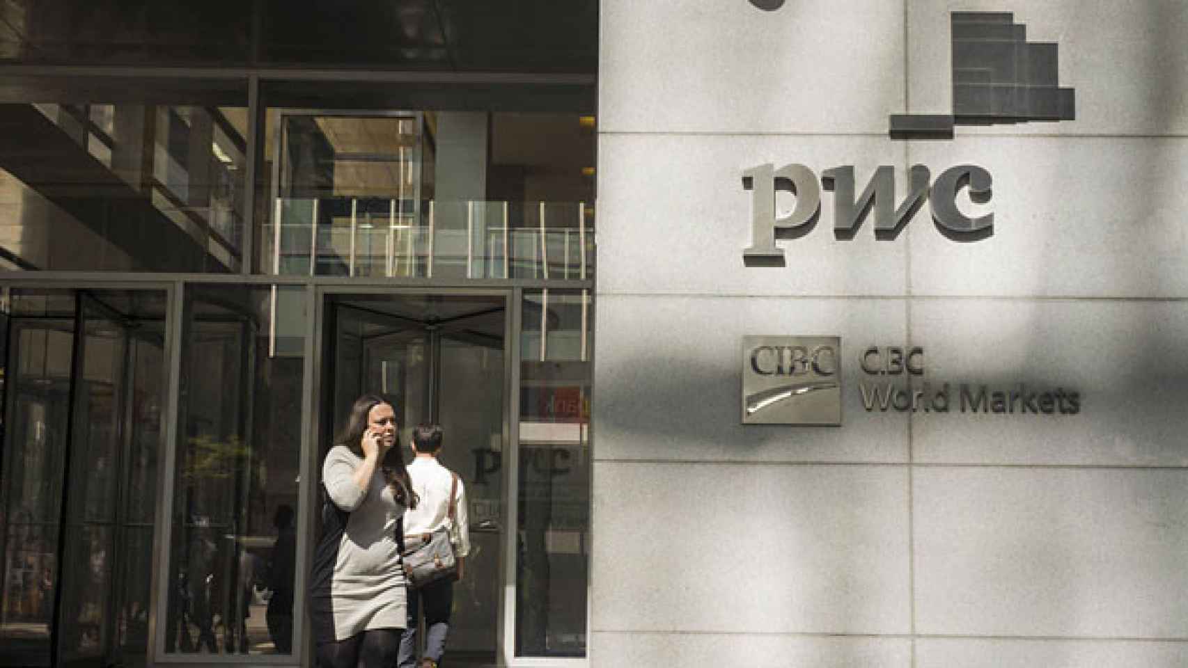 Imagen de archivo de la entrada en la sede de PwC de Nueva York, en Estados Unidos. / EFE