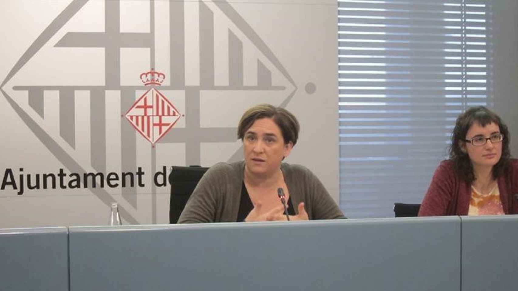 La alcaldesa de Barcelona, Ada Colau (izquierda), junto a la concejal de Movilidad, Mercedes Vidal (derecha).