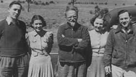 El líder revolucionario ruso León Trotski (centro de la imagen) junto a unos admiradores en México