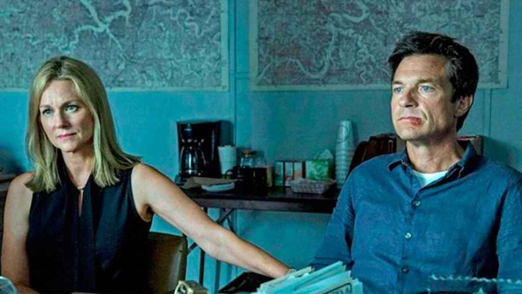 Lara Linney y Jason Bateman en una imagen de la serie 'Ozark' sobre los valores familiares / NETFLIX