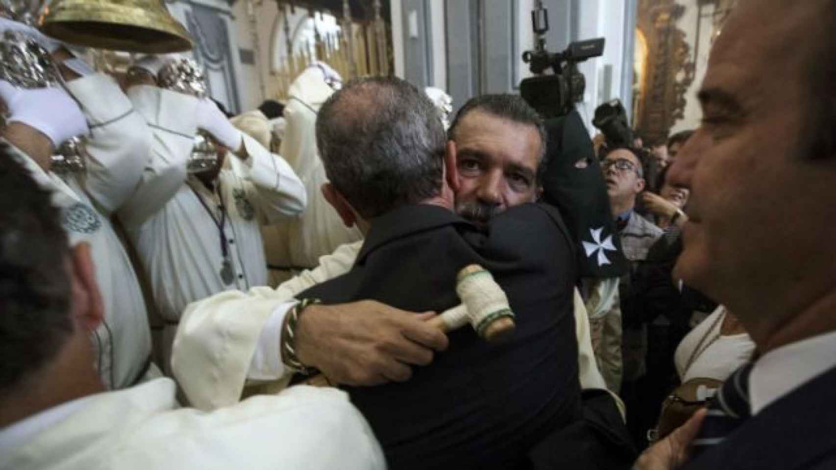 Antonio Banderas, emocionado antes de participar en el desfile de una cofradía por Semana Santa  / EFE