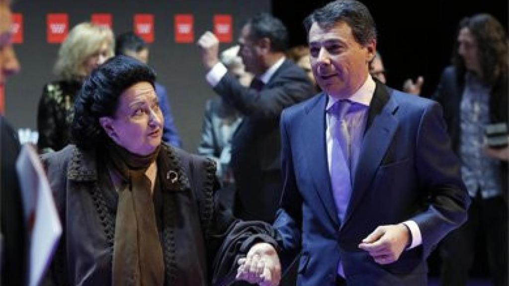 La soprano Montserrat Caballé y el presidente de la Comunidad de Madrid, Ignacio González, este lunes, en la entrega de los premios