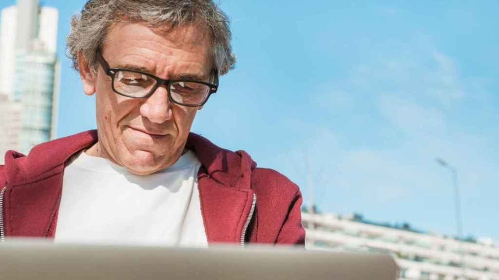 Un hombre con gafas mira la pantalla de su ordenador / FREEPIK