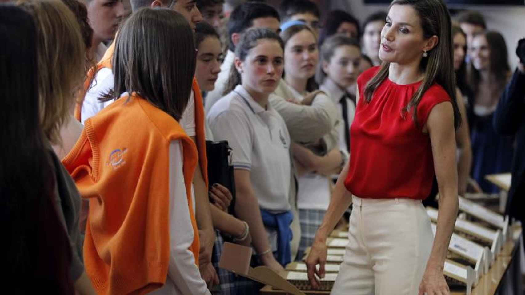 Los niños asturianos regalan a la reina un libro para Leonor