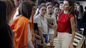 Los niños asturianos regalan a la reina un libro para Leonor