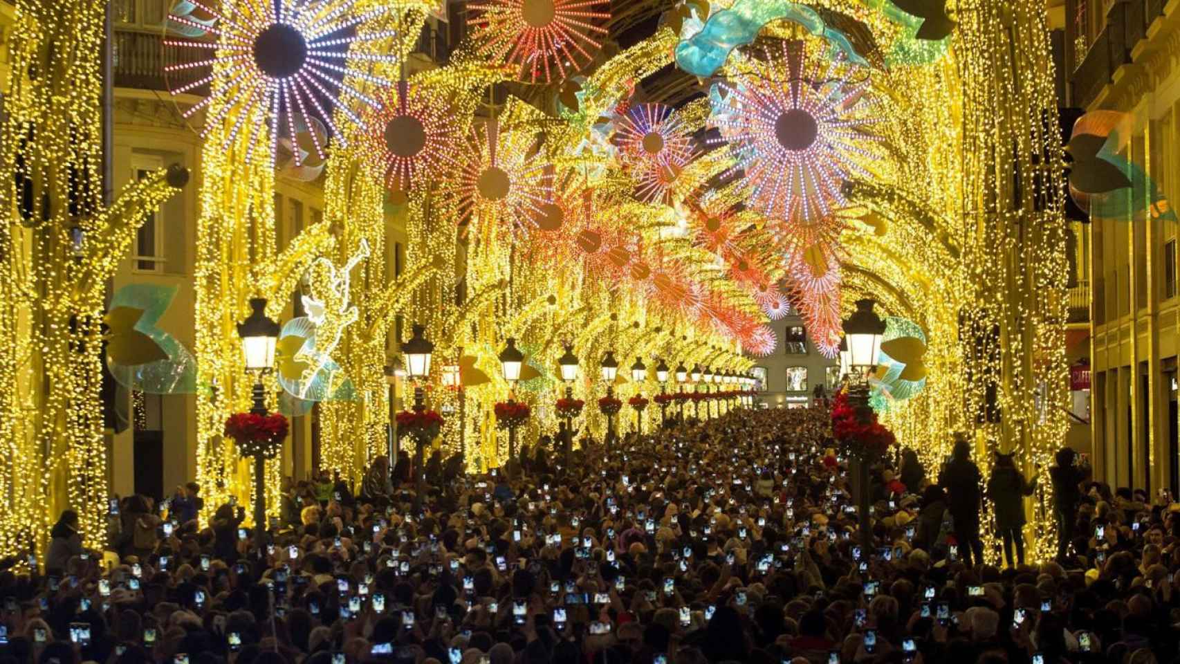 Multitud de personas cerca del alumbrado de Navidad / EFE