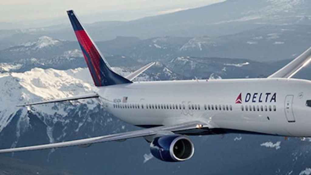 Una foto de archivo de un avión de la compañía Delta multa manzana