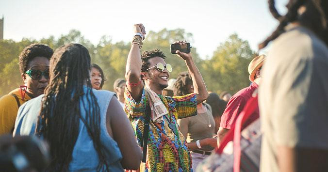 Persona disfrutando de las miradas durante un festival / UNSPLASH