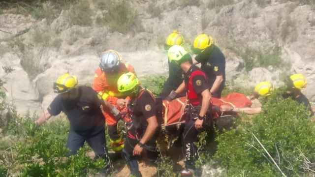 Los bomberos rescatan a una joven barranquista tras sufrir un accidente / EP