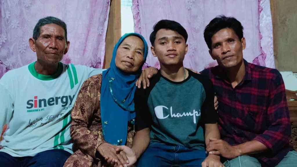 El joven Ervan Wahyu Anjasworo se reencuentra con su familia / TWITTER