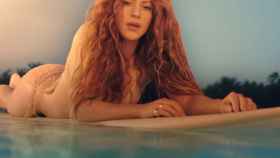 Shakira con su vestido transparente en una tabla de surf