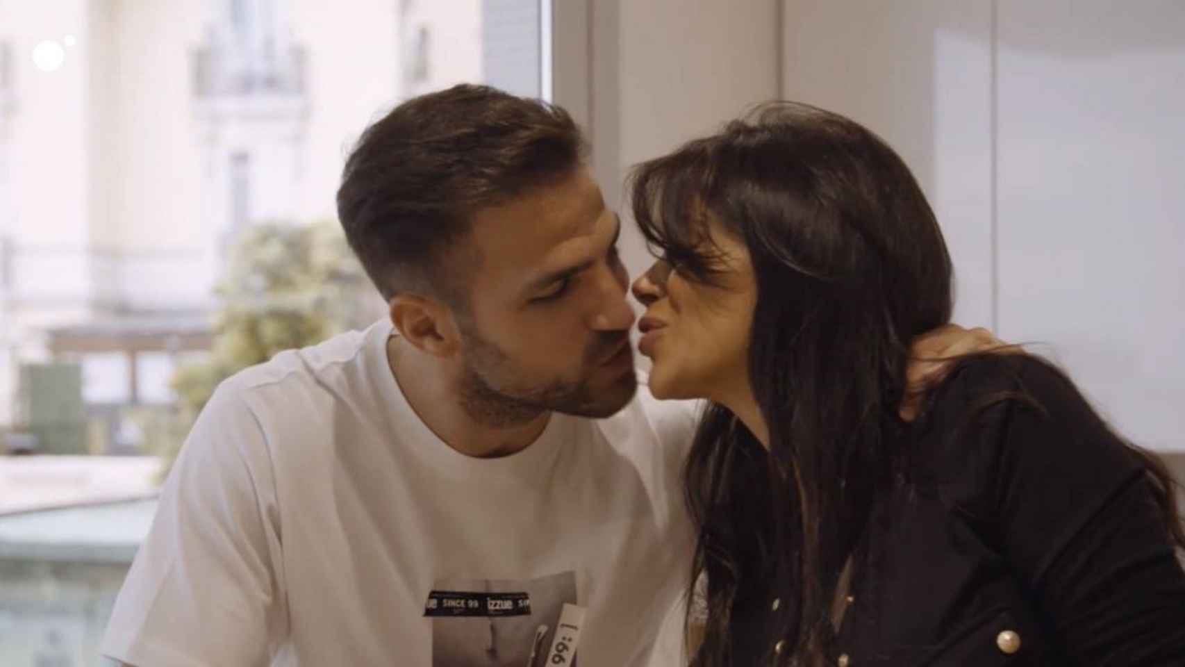 Cesc Fàbregas y Daniella Semaan se besan en el programa de Samanta