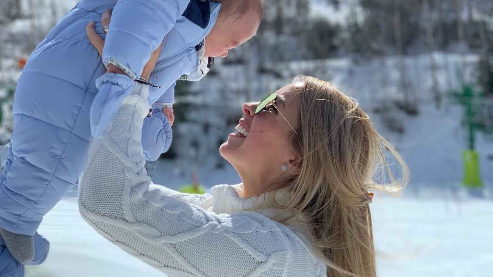 Sofía Balbi coge en brazos a su pequeño Lautaro en la nieve / INSTAGRAM