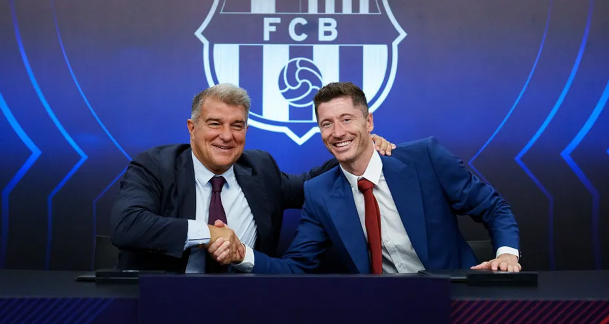 Joan Laporta y Robert Lewandowski, felices, tras firmar los contratos en la presentación del polaco con el Barça / FCB