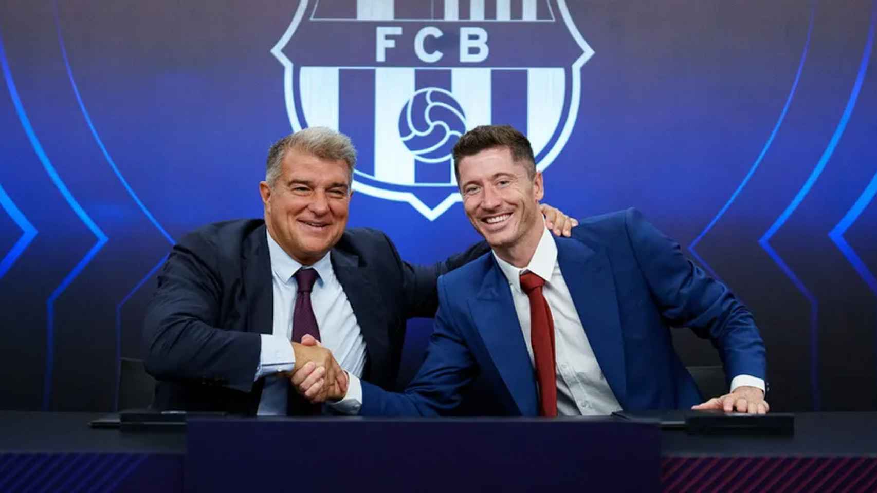 Joan Laporta y Robert Lewandowski, felices, tras firmar los contratos en la presentación del polaco con el Barça / FCB