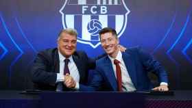 Joan Laporta y Robert Lewandowski, felices, tras firmar los contratos en la presentación del polaco con el Barça / FCB