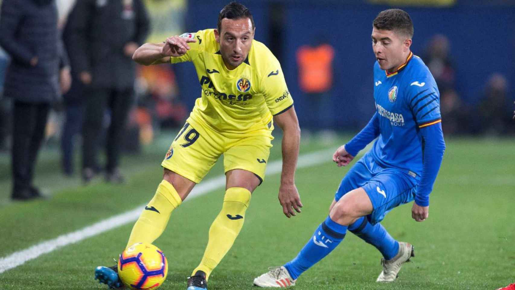 Cazorla (Villarreal) controla un balón ante Portillo (Getafe) / EFE