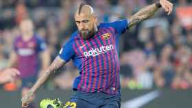 El futbolista del Barça Arturo Vidal, a punto de golpear un balón durante un partido / EFE