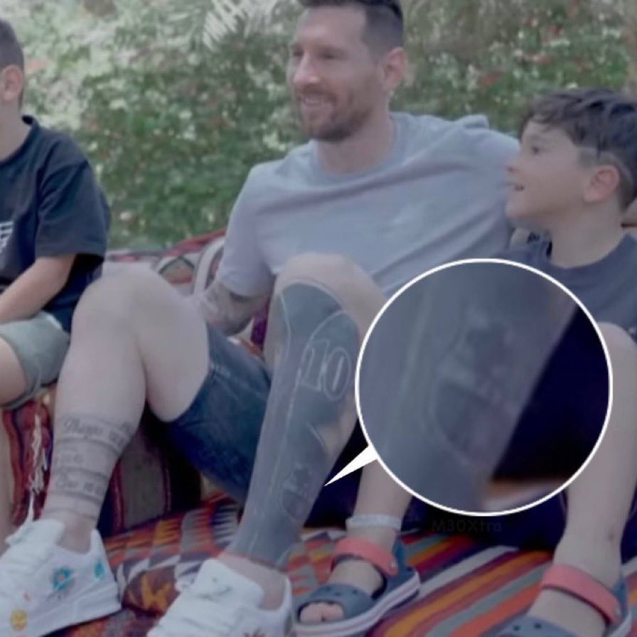 Messi luce su nuevo tatuaje del escudo del Barça / REDES