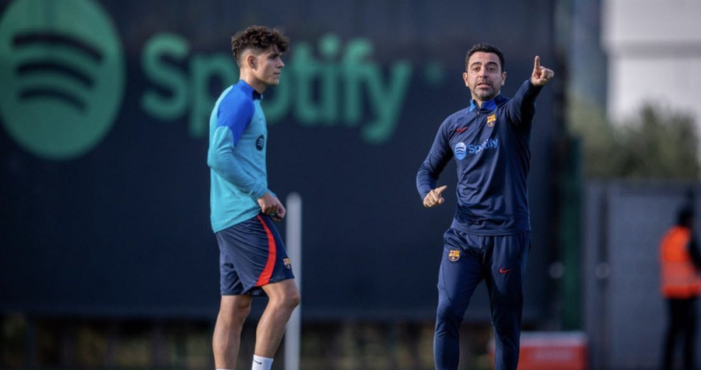 Héctor Fort, recibiendo indicaciones de Xavi Hernández, durante un entrenamiento / FCB