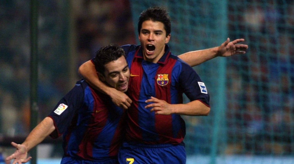 Javier Saviola y Xavi, en un partido con el Barça