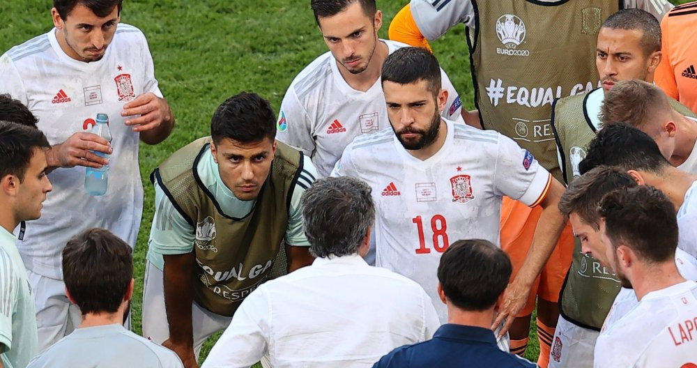 Luis Enrique da instrucciones a sus jugadores antes de la prórroga contra Croacia /  EFE