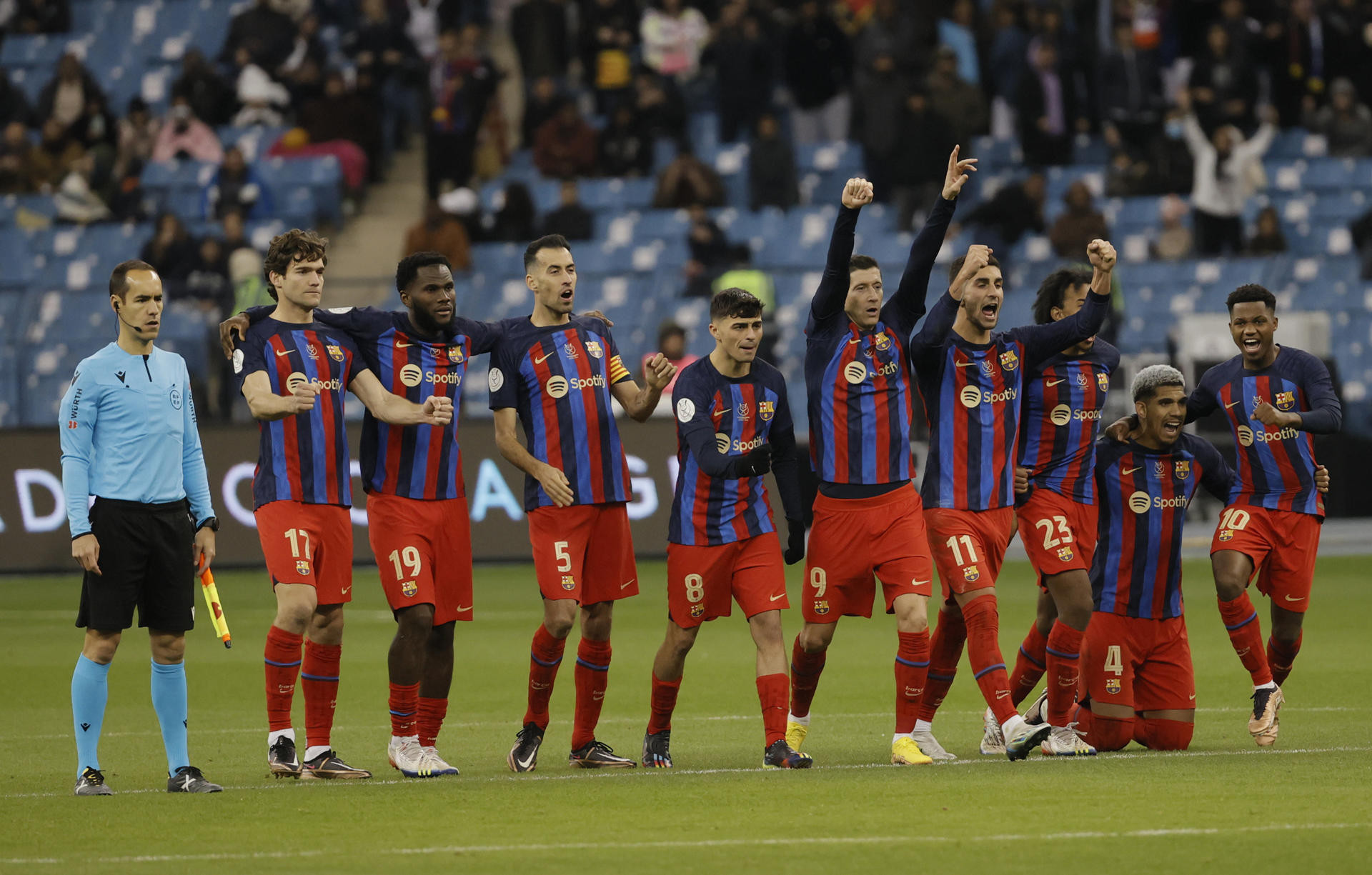 Los jugadores del Barça celebran la victoria sobre el Betis y esperan el clásico ante el Madrid / EFE