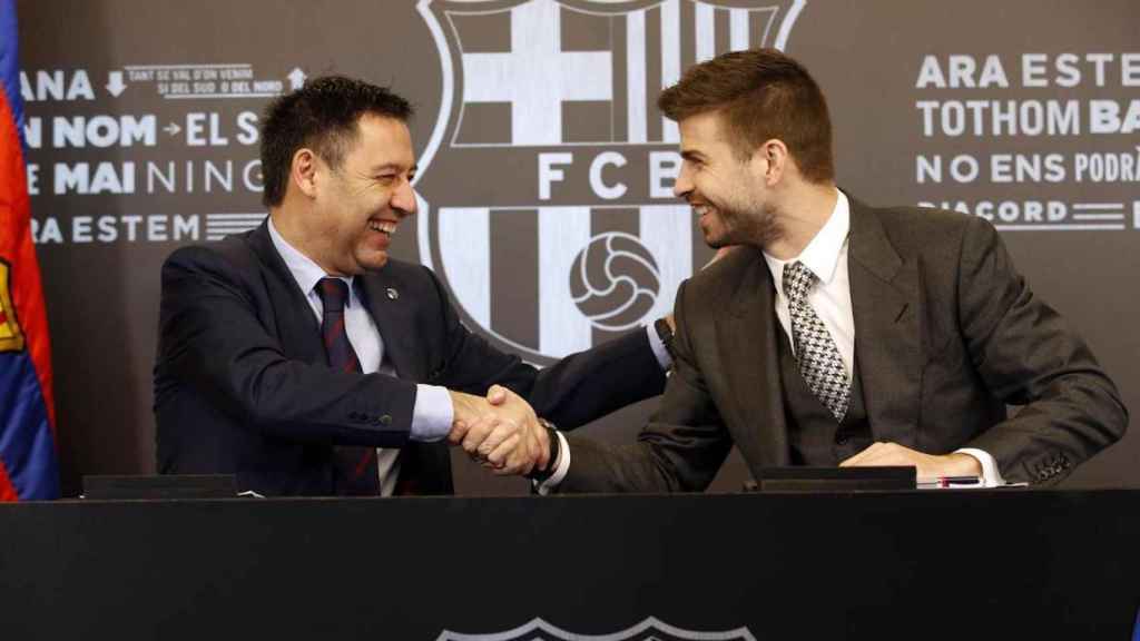 Bartomeu y Piqué firmando la última renovación del central / FC Barcelona