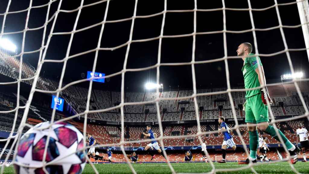 Jasper Cillessen lamentando un gol del Atalanta en un partido sin público / EFE