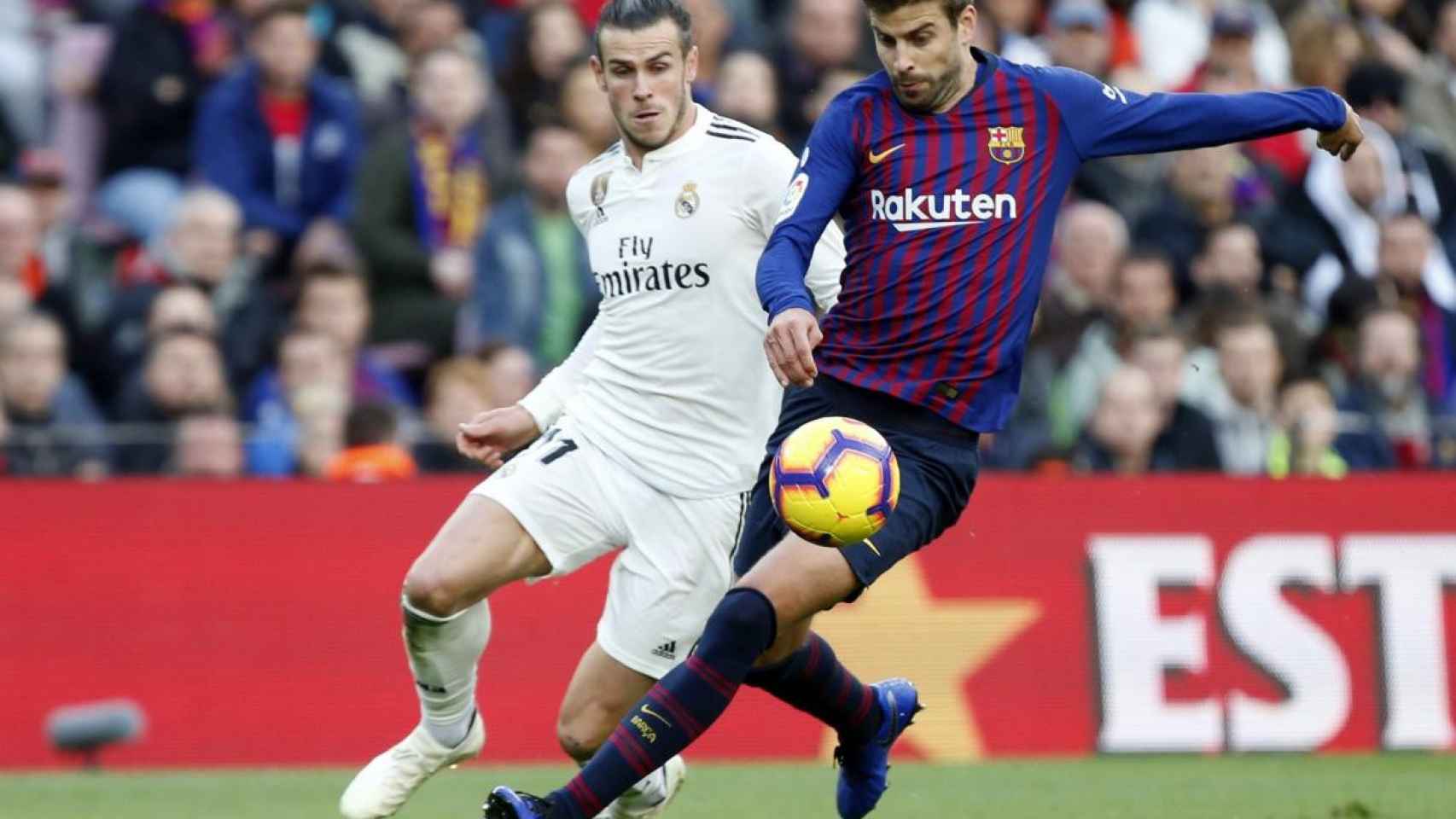 Gerard Piqué y Gareth Bale en un encuentro de la temporada pasada / EFE