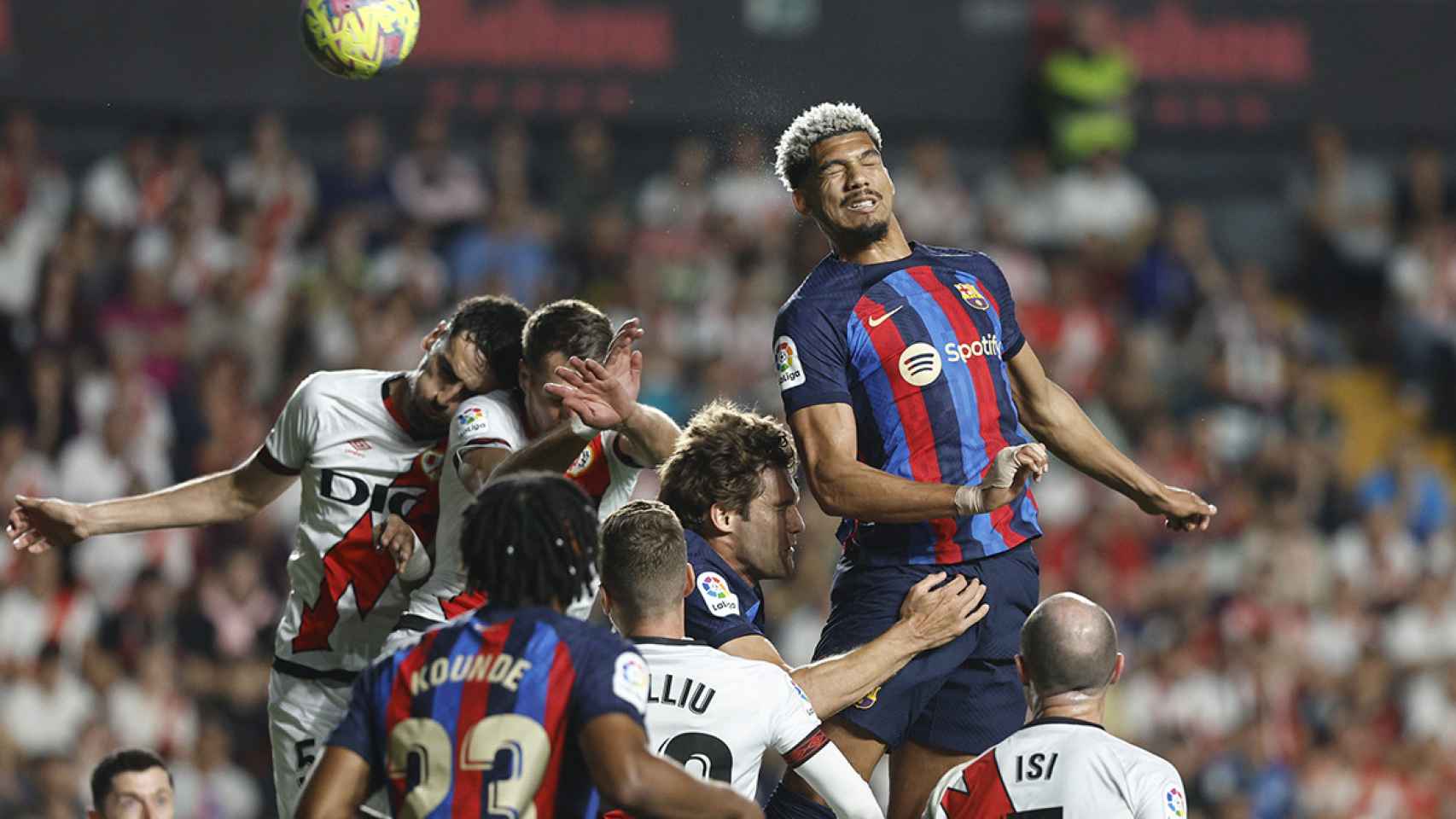 Araujo cabecea el balón, en una oportunidad ena taque del Barça contra el Rayo / EFE