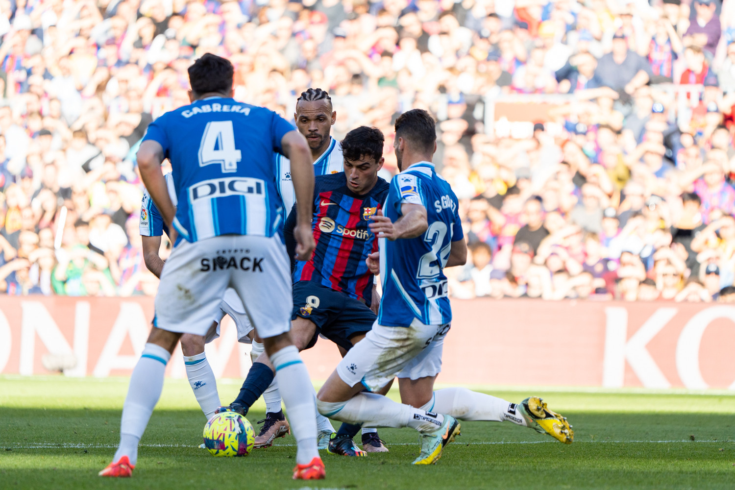 Pedri luchando en el Barça vs Espanyol / Luis Miguel Añón (Culemanía)