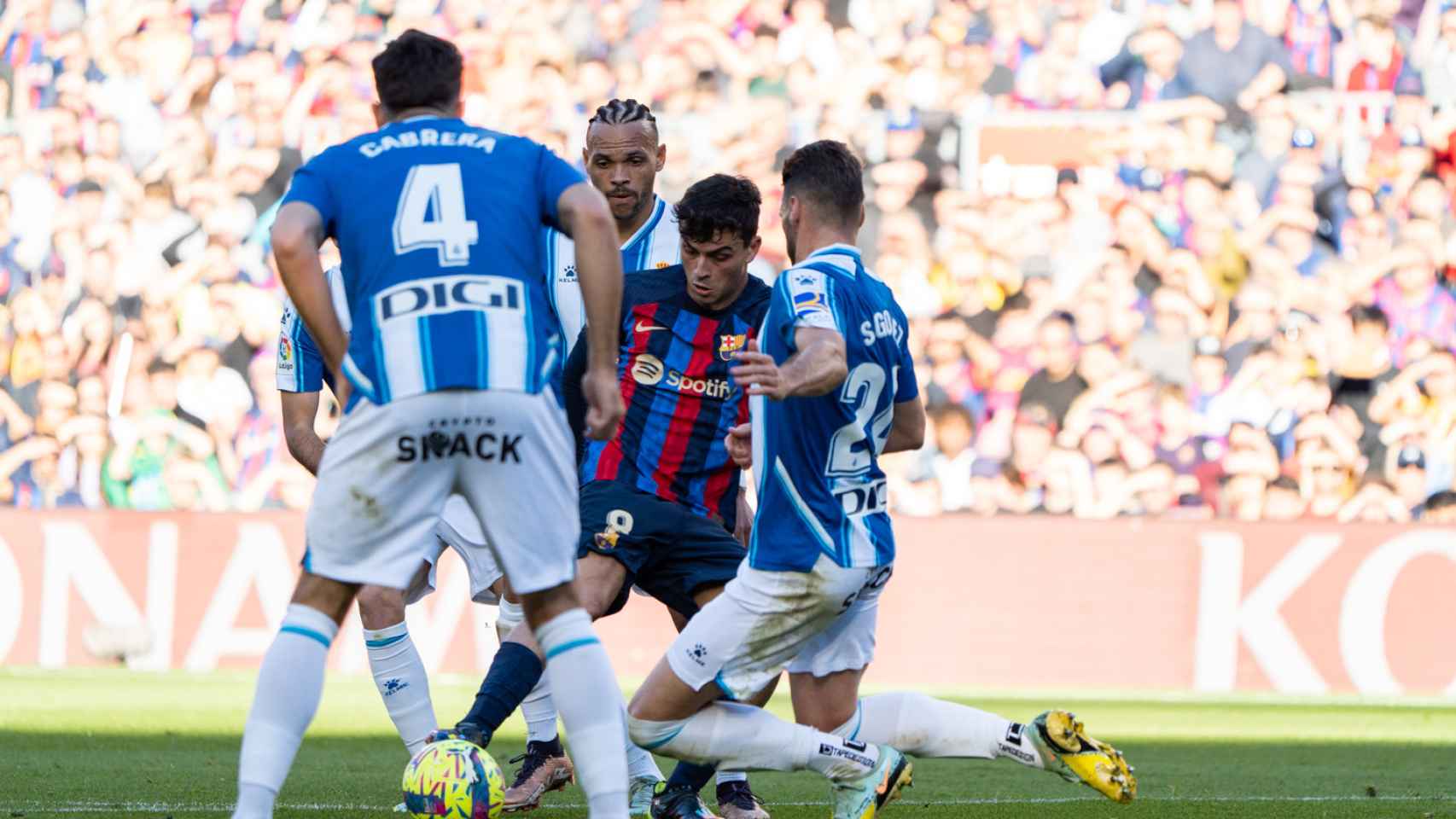 Pedri luchando en el Barça vs Espanyol / Luis Miguel Añón (Culemanía)