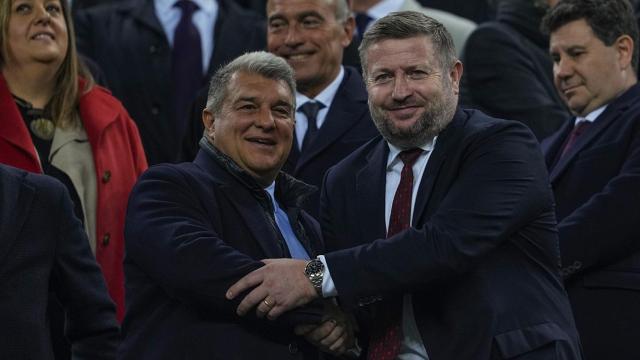 Joan Laporta conversa con uno de los directivos del Manchester United / EFE