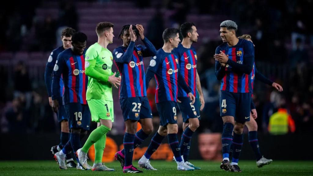 El Barça de Xavi Hernández, celebrando junto a la afición un triunfo en la Copa del Rey / FCB