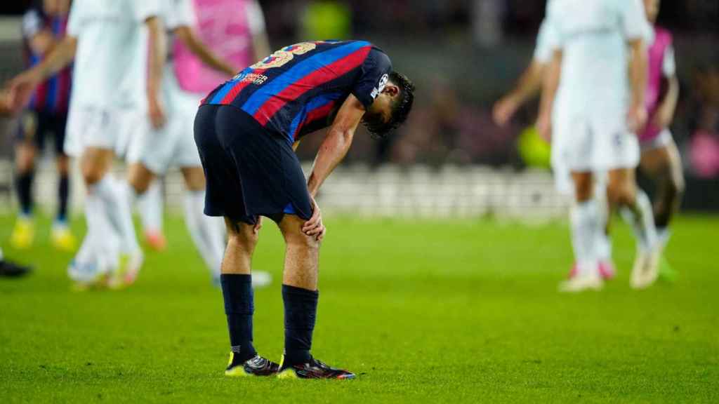 Pedri, exhausto tras el empate del Barça contra el Inter EFE