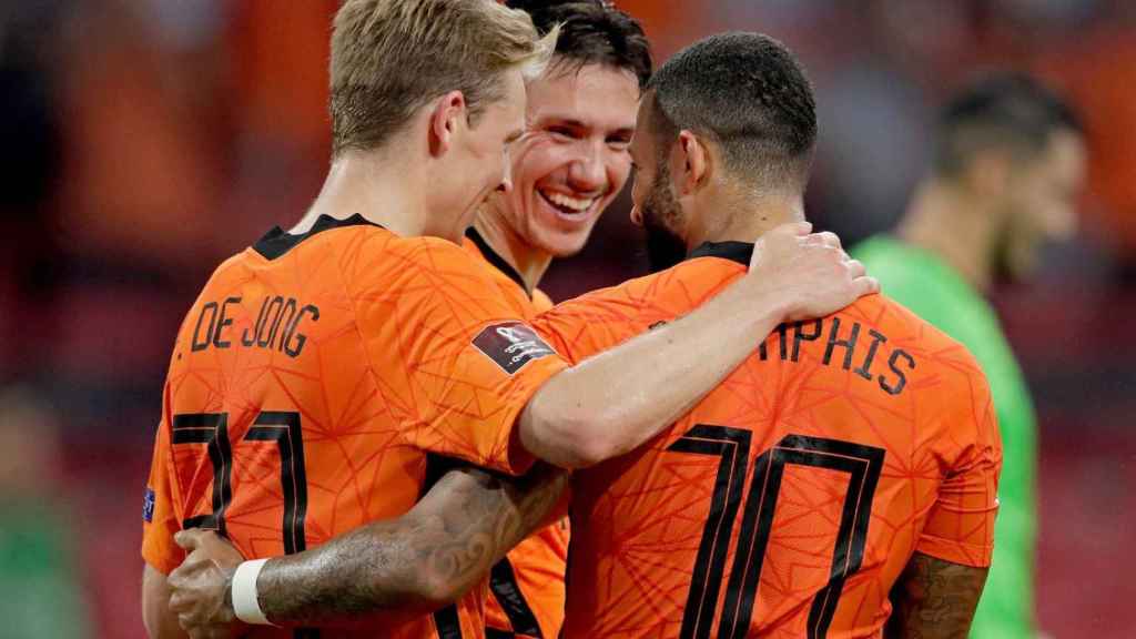 Frenkie de Jong y Memphis Depay celebrando el gol contra Letonia / Redes