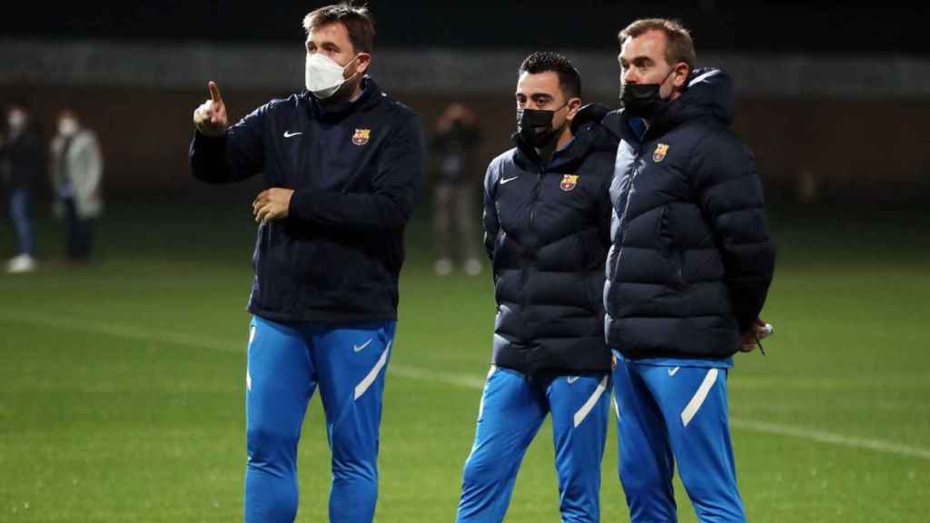 Xavi observa el entreno del Barça / FCB