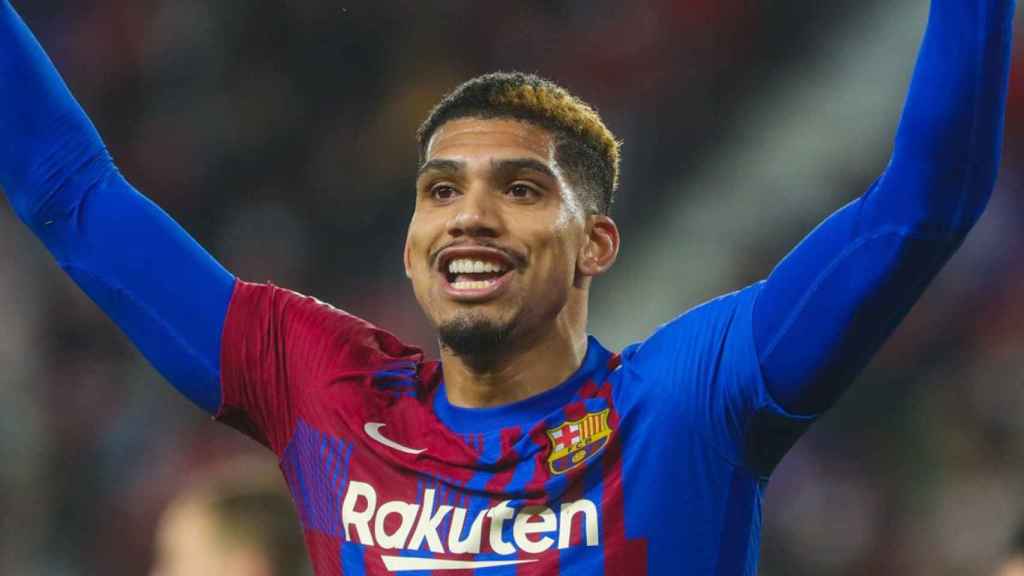 Ronald Araujo vuelve a imponerse con un golazo en el Sevilla-Barça / FCB