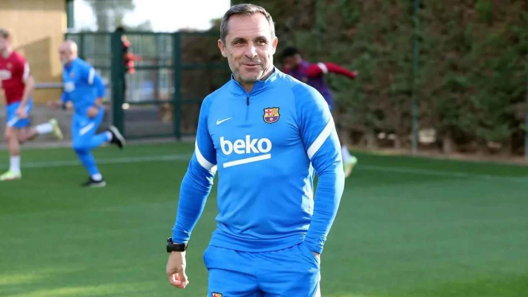 Sergi Barjuan, dirigiendo el entrenamiento del primer equipo del Barça / FCB