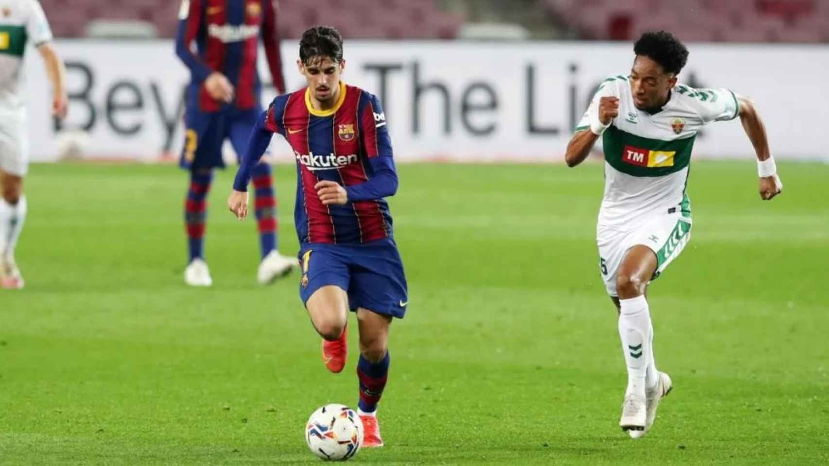 Trincao en una acción ante el Elche en el Camp Nou / FCB