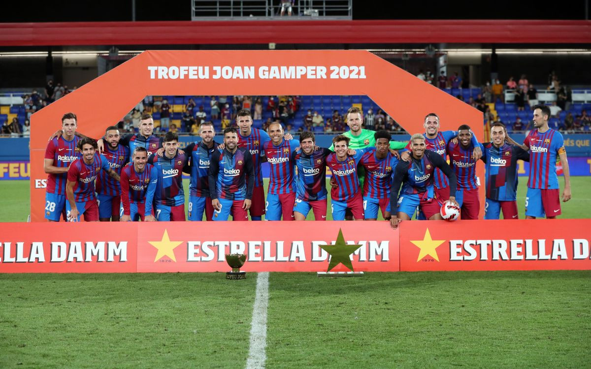 La plantilla del Barça posa con el trofeo Joan Gamper, incluidos los capitanes, tras la presentación oficial de la temporada / FCB