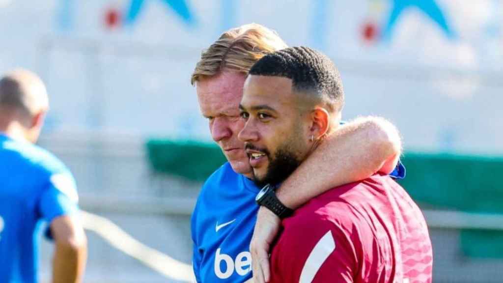 Depay con Koeman en su primer entrenamiento esta pretemporada con el Barça / FC Barcelona