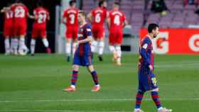 Los jugadores del Barça, lamentando la derrota contra el Granada / EP