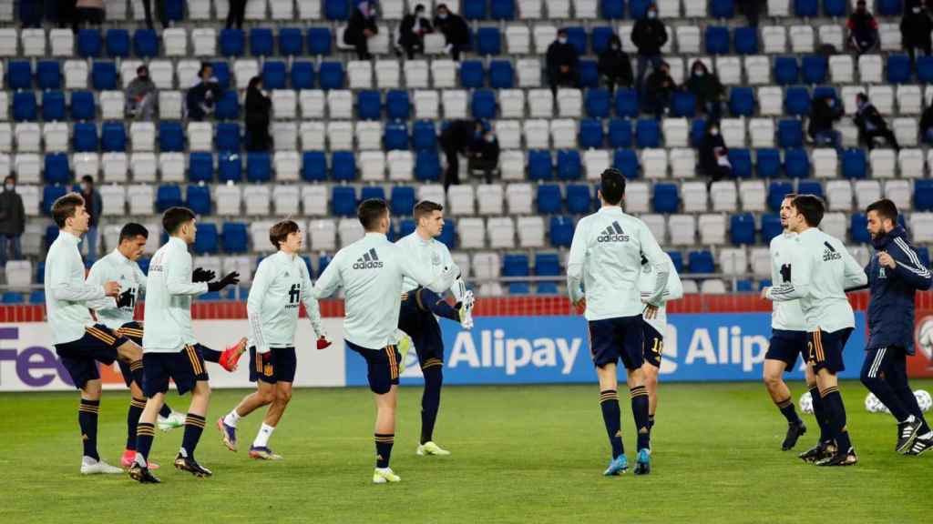 Los jugadores de la Roja calentando antes del partido contra Georgia / RFEF